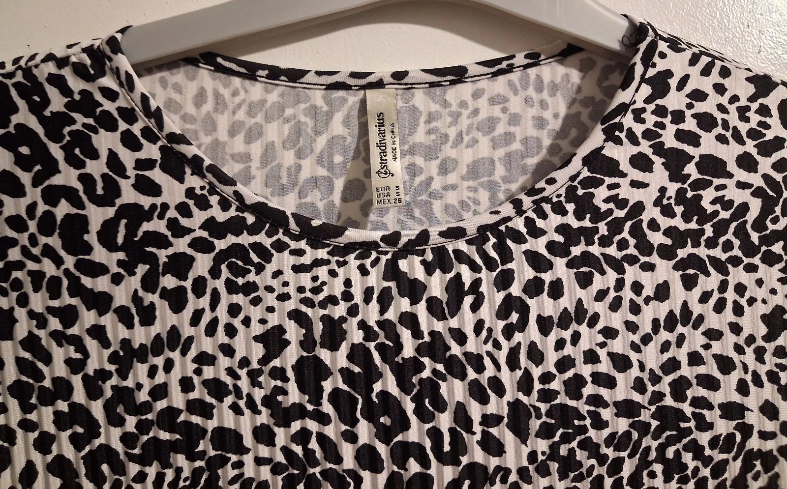 Vestido plissado Stradivarius com estampa de oncinha – photo 2